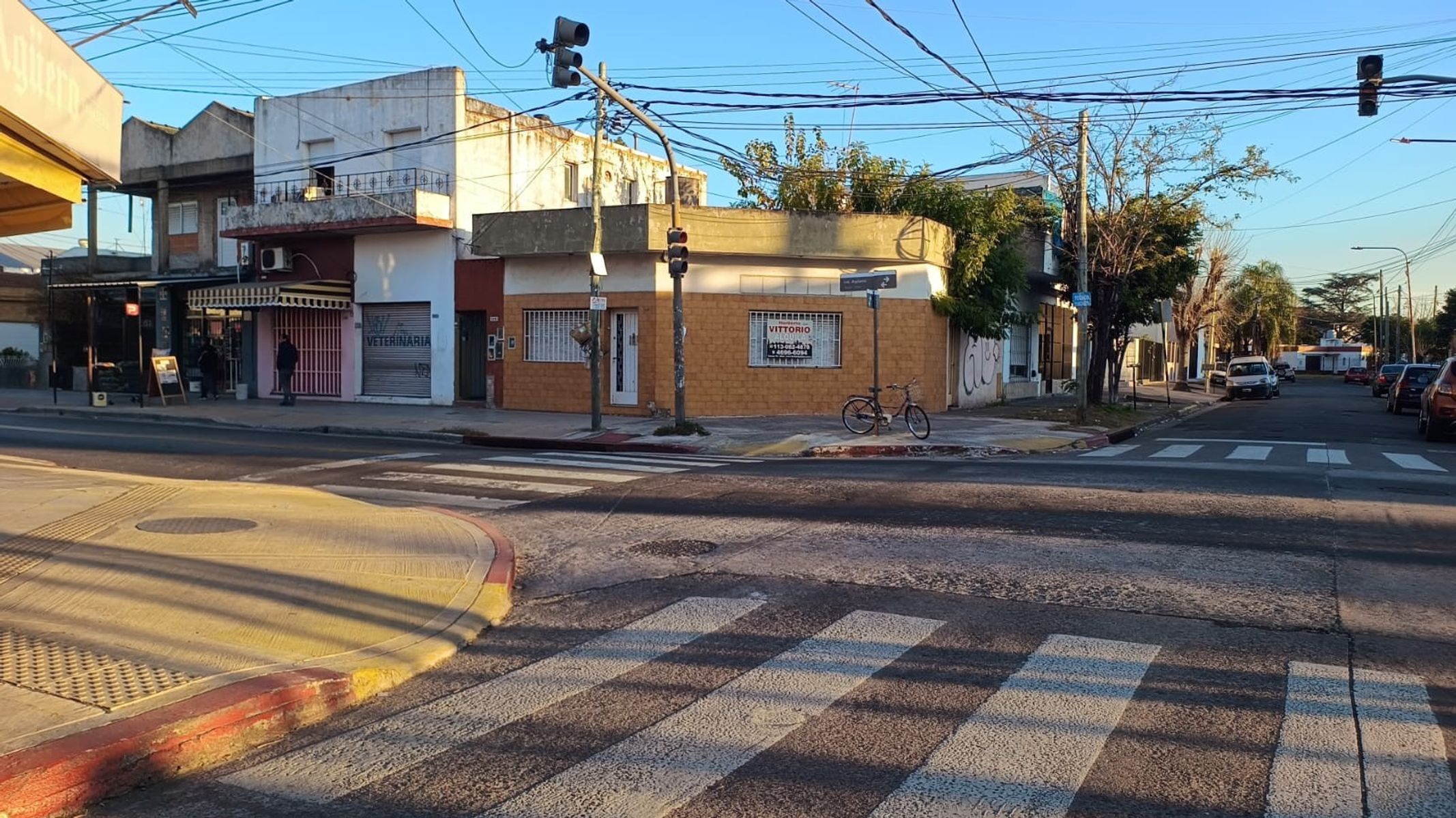 ALQUILER - CONSULTORIO/ OFICINA - MORON - 1