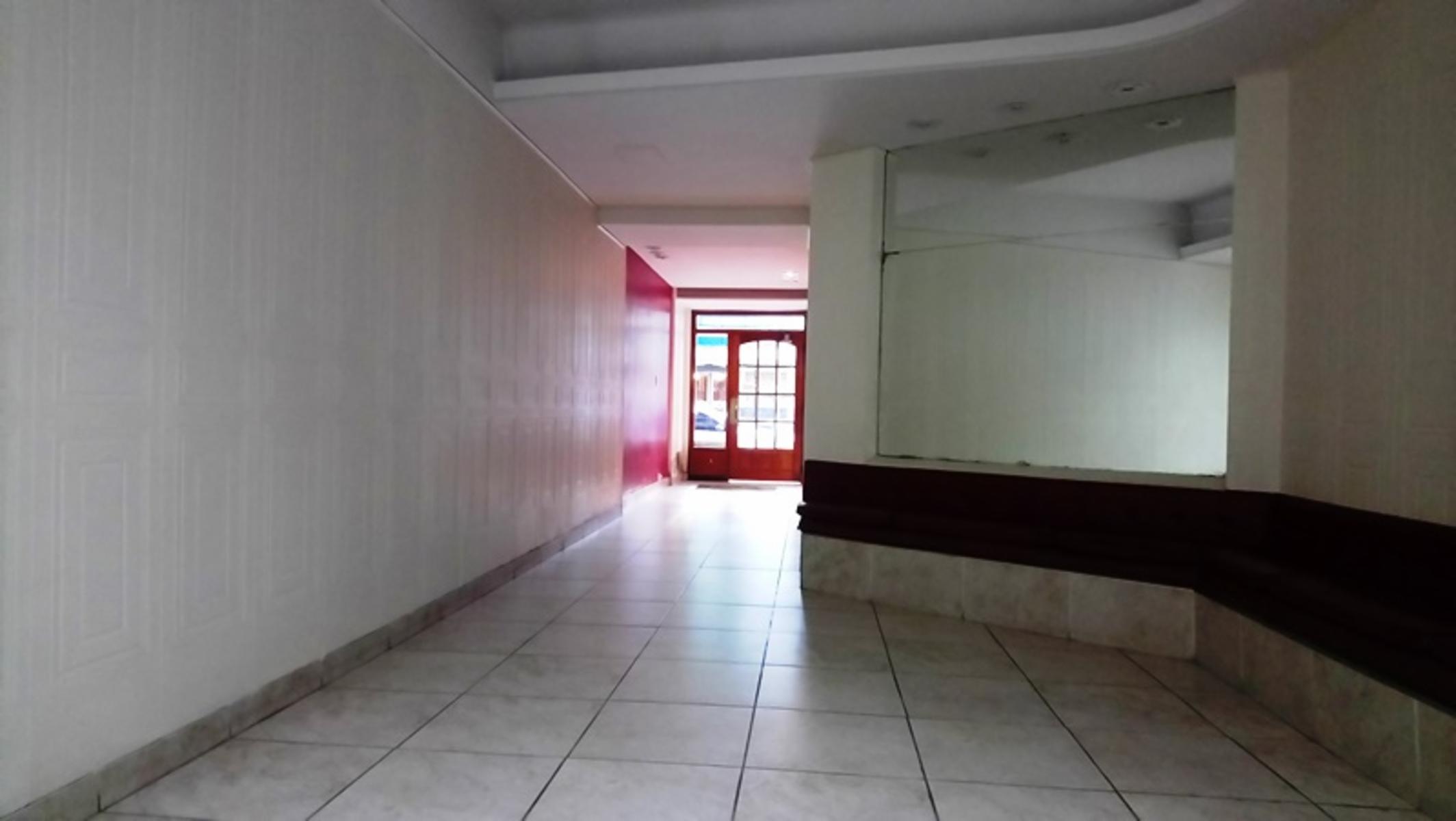 SEMIPISO 3 ambientes Contrafrente vista abierta con Luminosidad - doble circulación gran balcón — foto 3