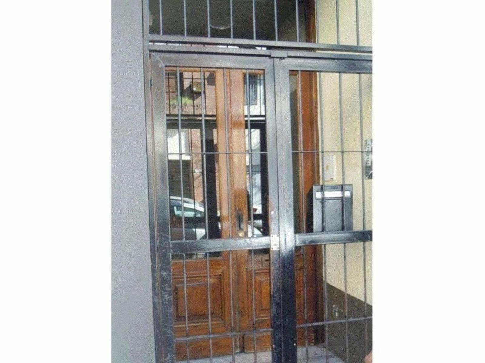 PH x pasillo es casi 2Amb.reciclado con entrepiso y terraza chica propia baño-cocina a gas equipada — foto 3