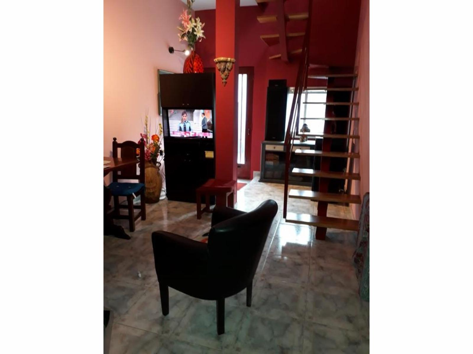 Casa-PH 3 AMB. MB* Frente*Entrada independiente Gje.Cubierto grande-Patio Ttza* Muy Bien Reciclado* — foto 10