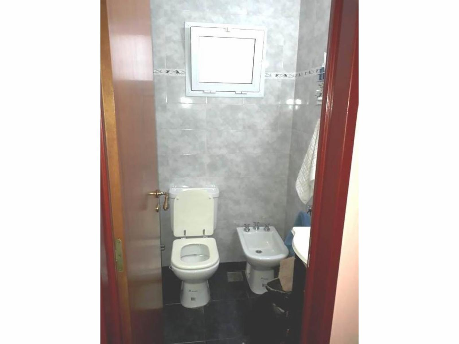 Casa-PH 3 AMB. MB* Frente*Entrada independiente Gje.Cubierto grande-Patio Ttza* Muy Bien Reciclado* — foto 14