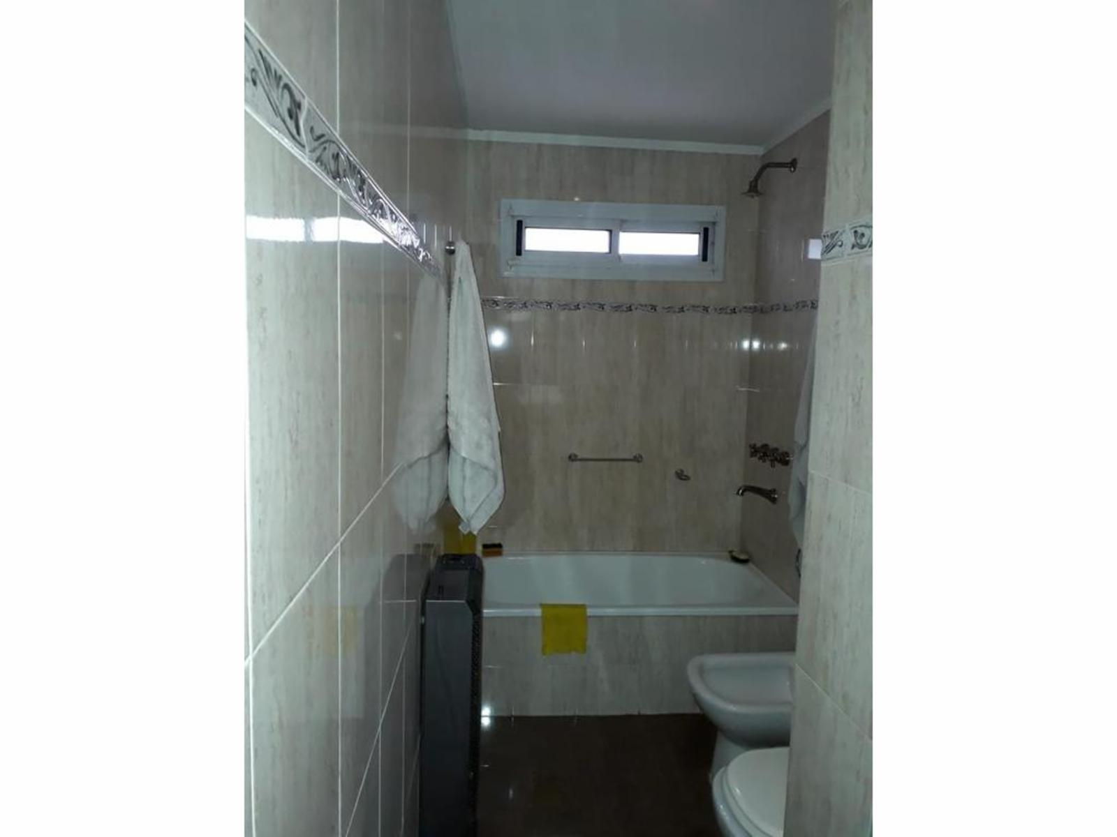 Casa-PH 3 AMB. MB* Frente*Entrada independiente Gje.Cubierto grande-Patio Ttza* Muy Bien Reciclado* — foto 15