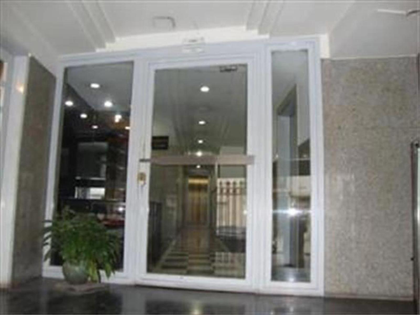 Departamento en Venta 2 Dormitorios contrafrente muy luminoso aireado excelente ubicación — foto 3
