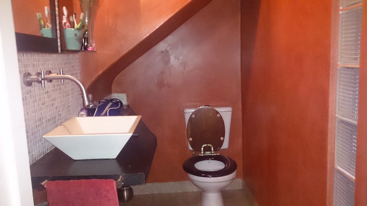 Casa de 4 Amb. con Cochera, Terraza, Patio, Lavadero, Toilette,Hall de Recepción Buena Distribución — foto 3