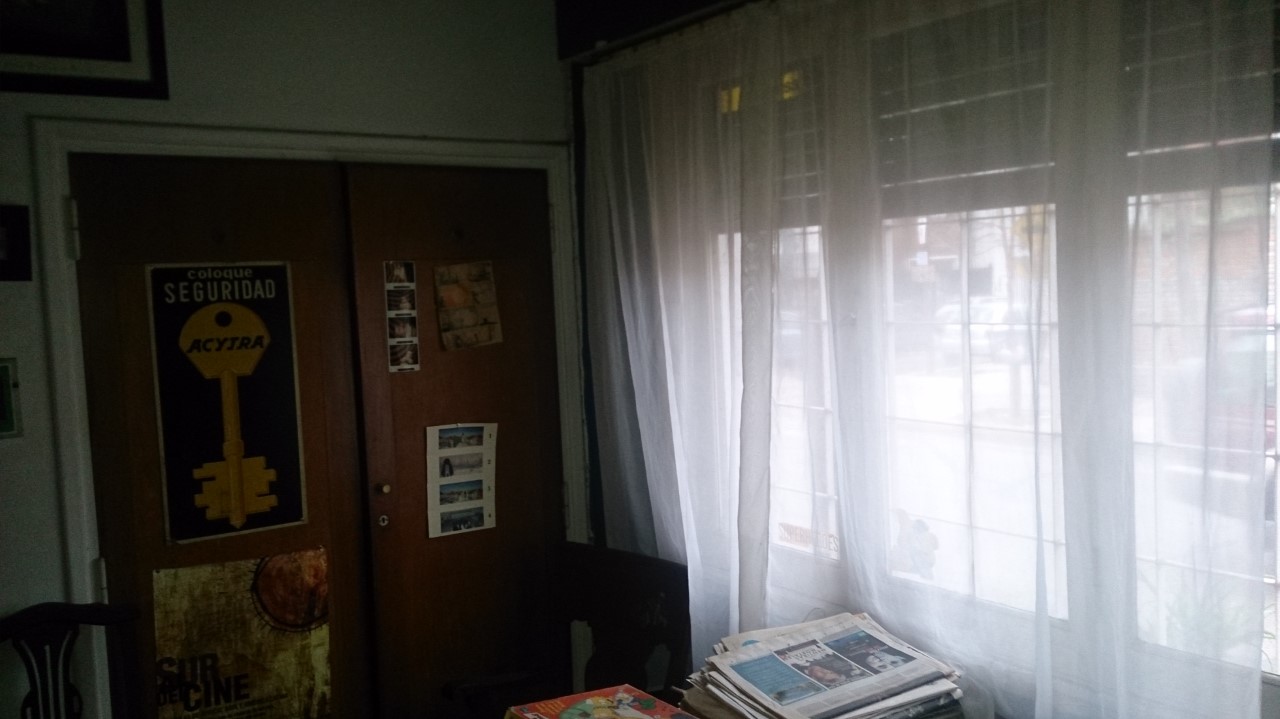 Casa de 4 Amb. con Cochera, Terraza, Patio, Lavadero, Toilette,Hall de Recepción Buena Distribución — foto 4