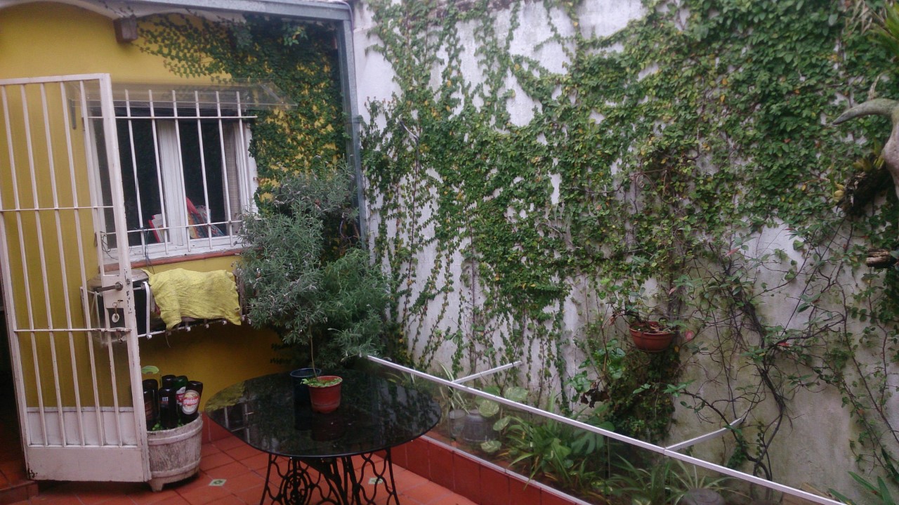 Casa de 4 Amb. con Cochera, Terraza, Patio, Lavadero, Toilette,Hall de Recepción Buena Distribución — foto 14