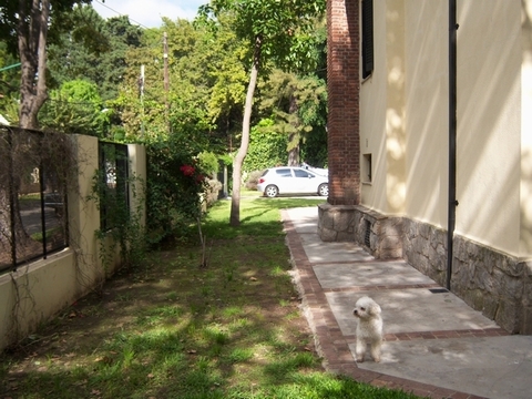 Casa de Estilo Ingles , Quincho, cochera , terraza, jardín, Balcon, sótano, dependencia.