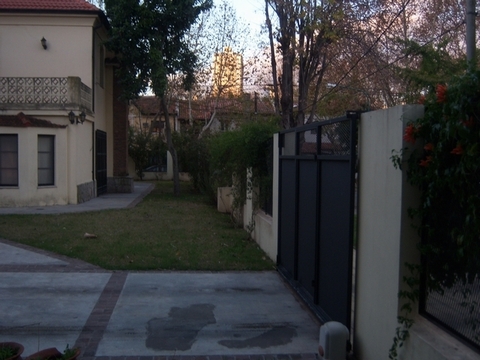 Casa de Estilo Ingles , Quincho, cochera , terraza, jardín, Balcon, sótano, dependencia. — foto 3