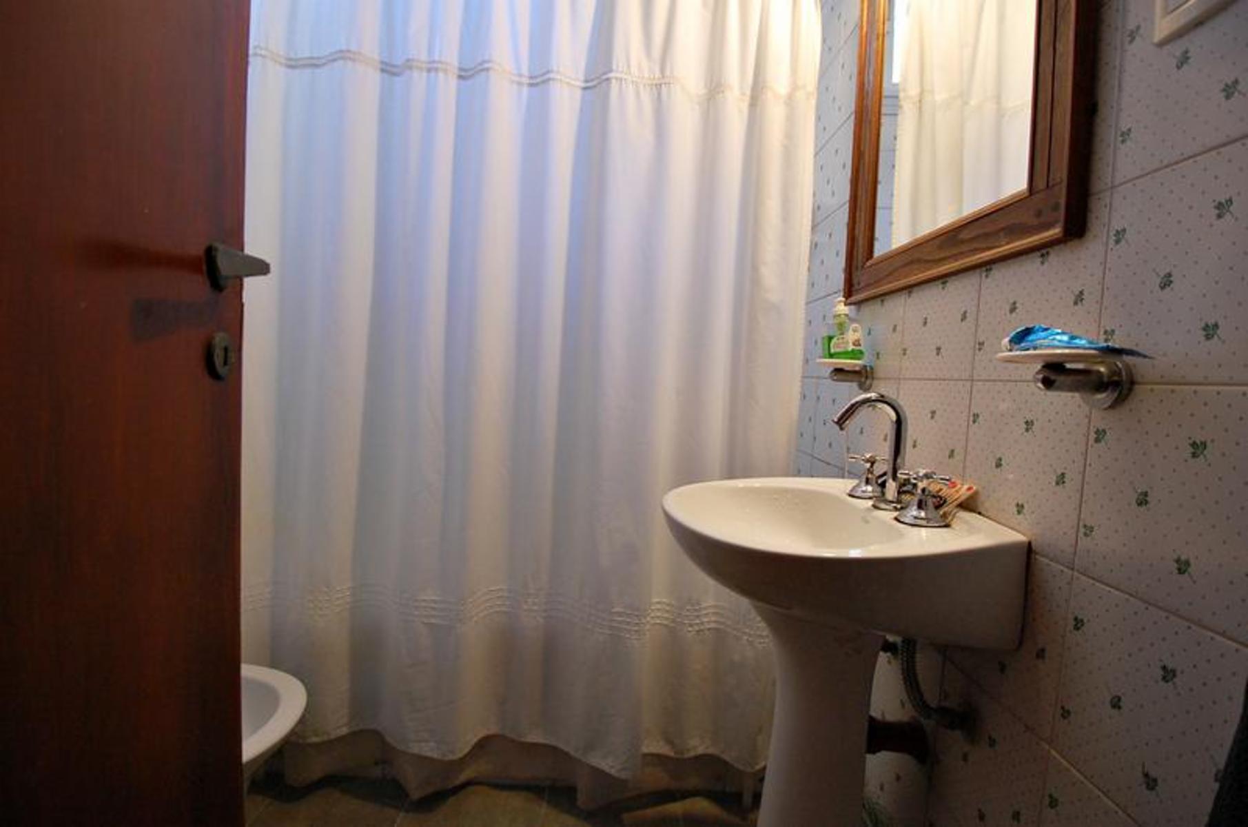 Dpto de 4 Amb. Contra frente , muy buena distribucion, con Balcon, muy Buena Ubicacion — foto 5