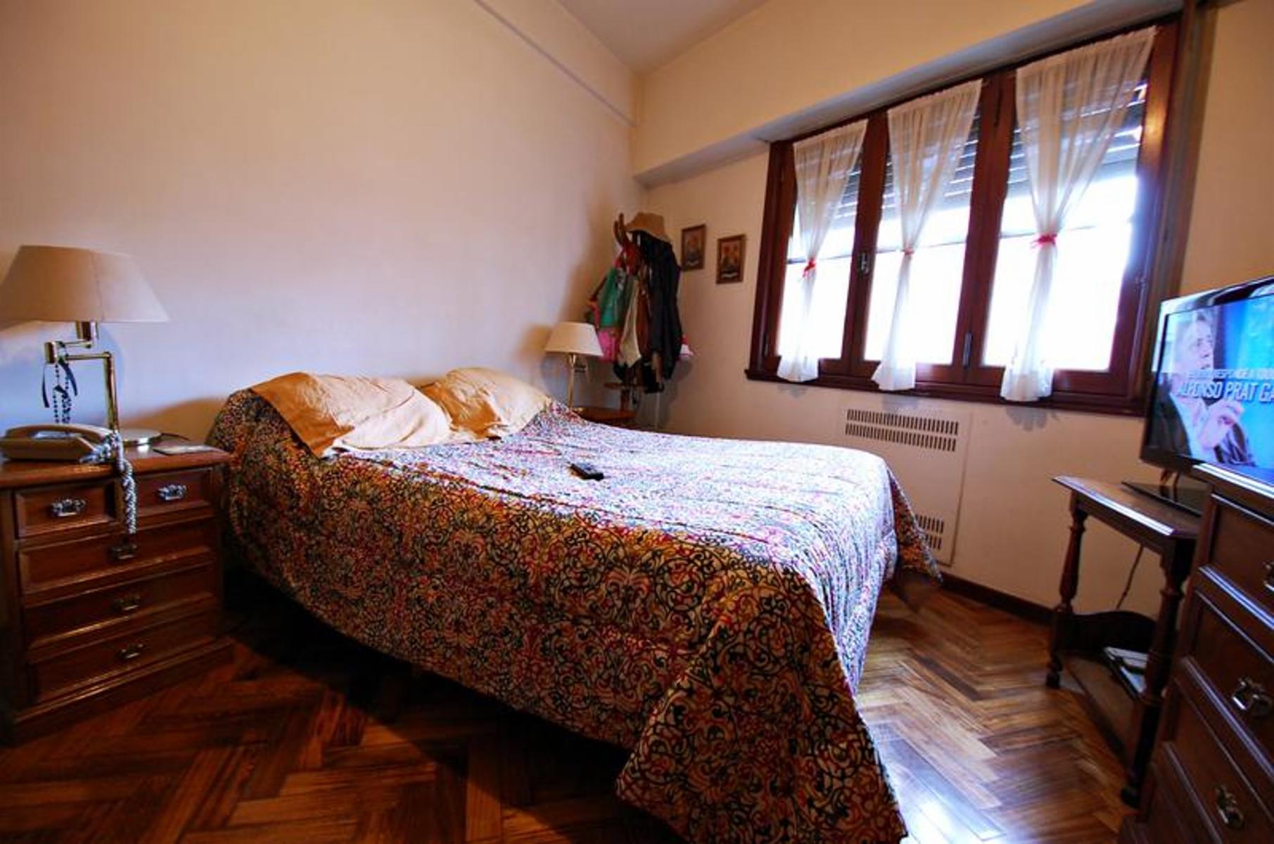 Dpto de 4 Amb. Contra frente , muy buena distribucion, con Balcon, muy Buena Ubicacion — foto 8
