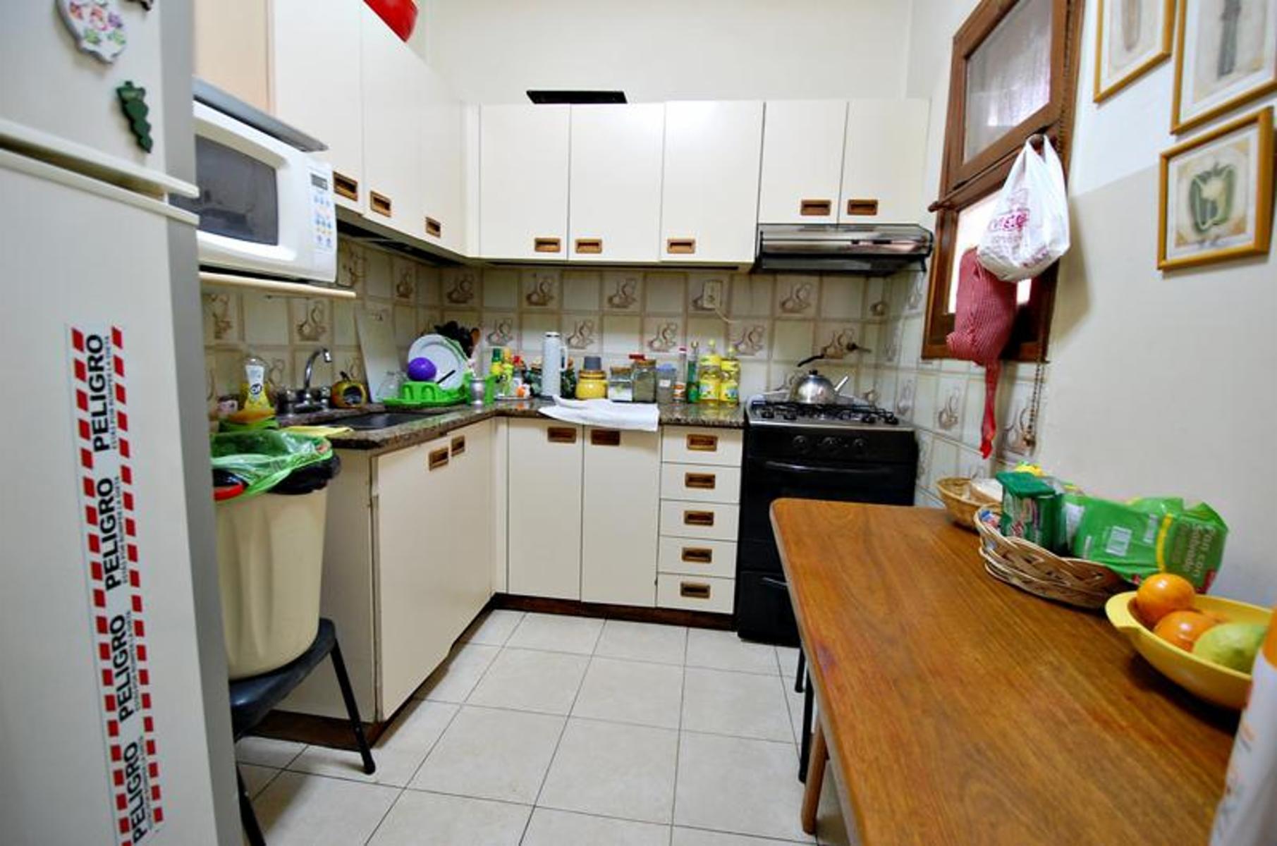 Dpto de 4 Amb. Contra frente , muy buena distribucion, con Balcon, muy Buena Ubicacion — foto 10