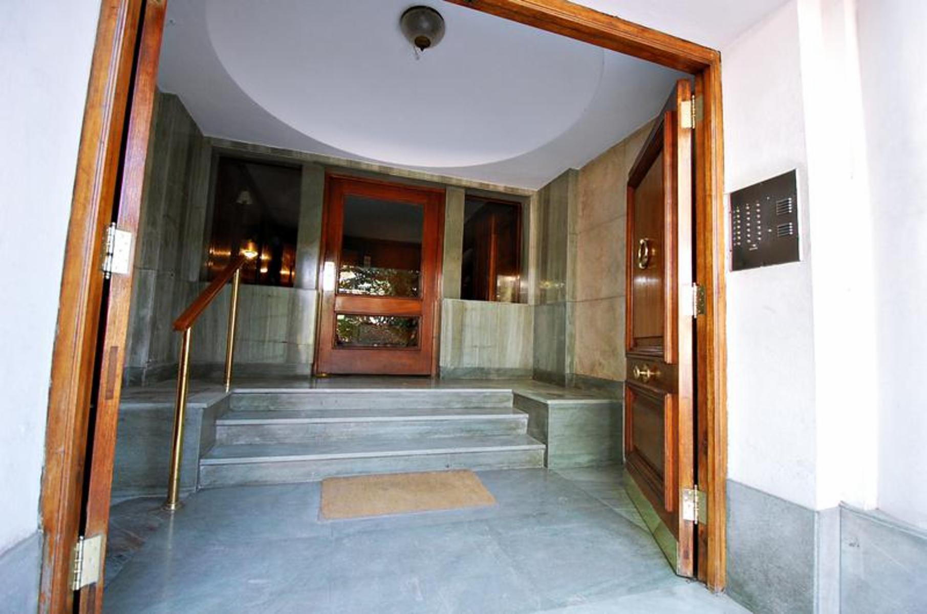 Dpto de 4 Amb. Contra frente , muy buena distribucion, con Balcon, muy Buena Ubicacion — foto 12