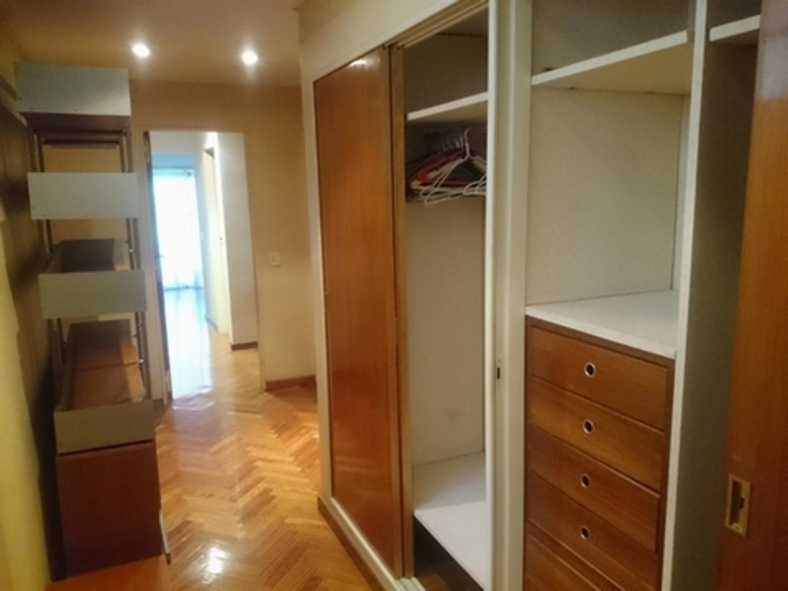 Piso de 4 Amb. a la calle con cochera, balcon, toilette, sala de planchado, Dep. Scio, Lavadero. — foto 3