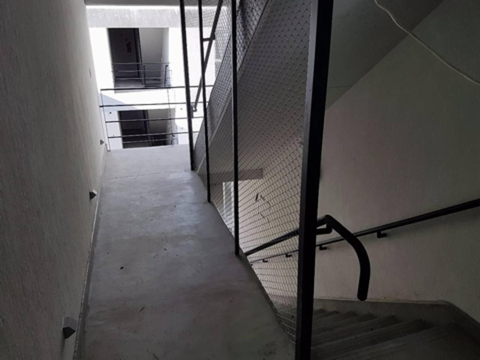 Hermoso Dpto de 2 Ambientes con terraza, muy moderno y super luminoso 3er piso por escalera — foto 3