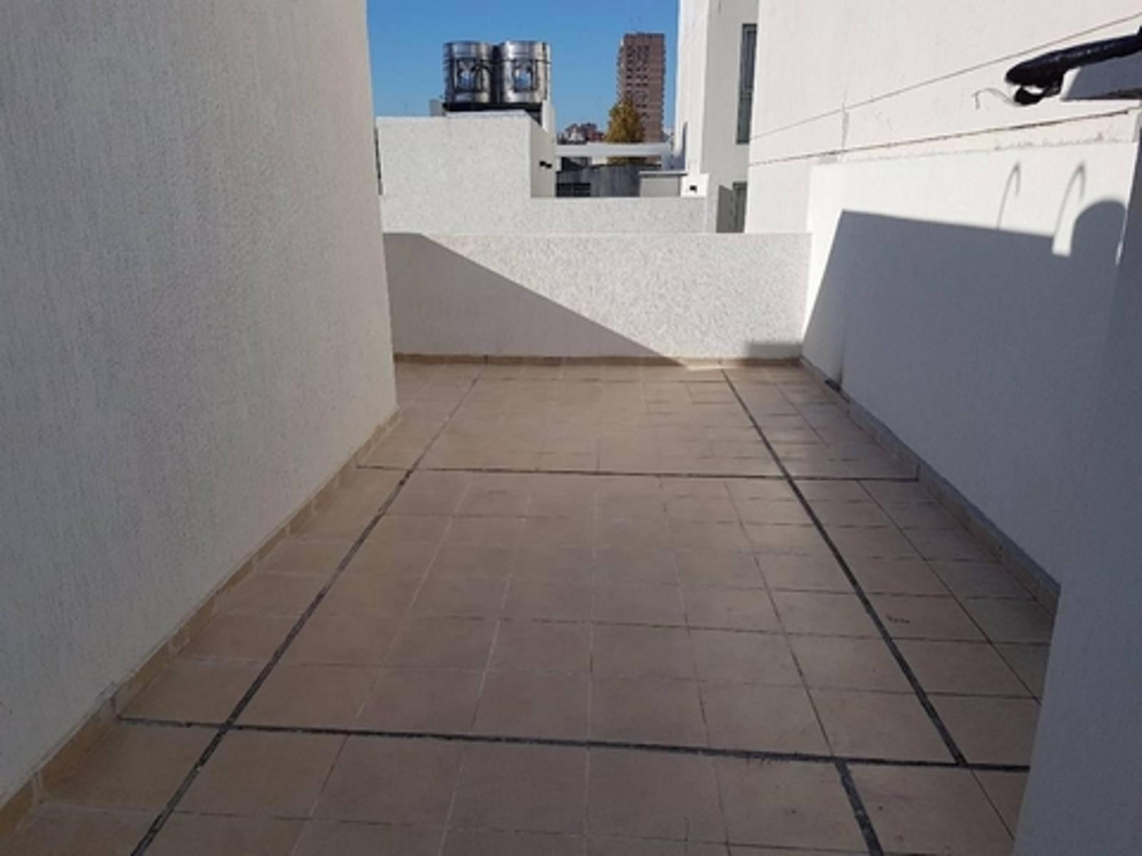 Hermoso Dpto de 2 Ambientes con terraza, muy moderno y super luminoso 3er piso por escalera — foto 4