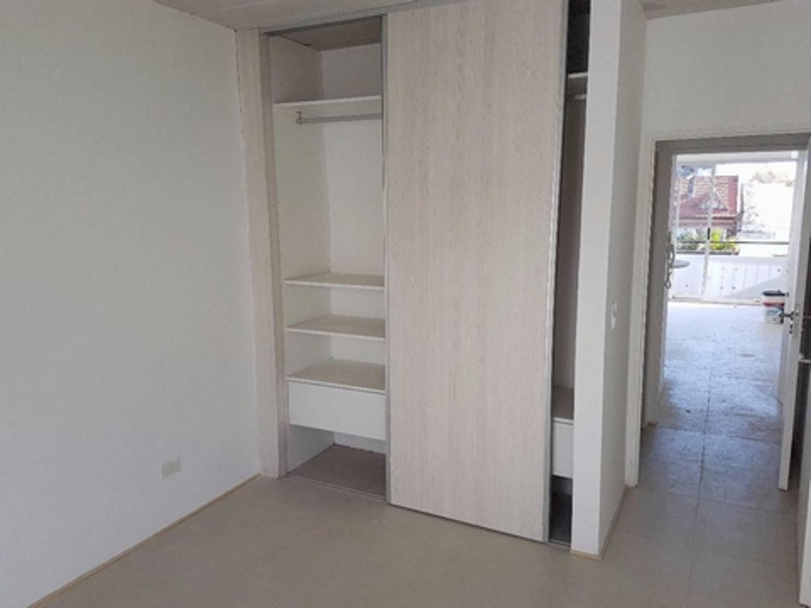 Hermoso Dpto de 2 Ambientes con terraza, muy moderno y super luminoso 3er piso por escalera — foto 7