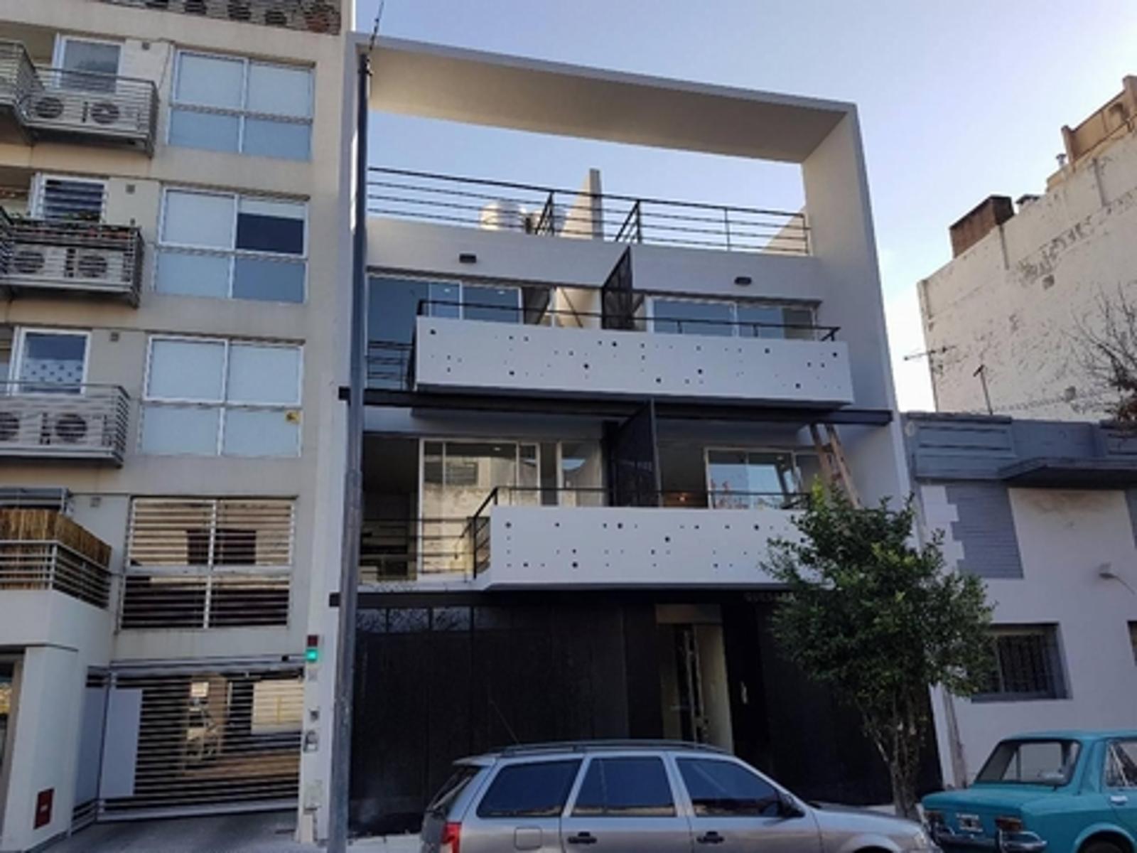 Hermoso Dpto de 2 Ambientes con terraza, muy moderno y super luminoso 3er piso por escalera — foto 10