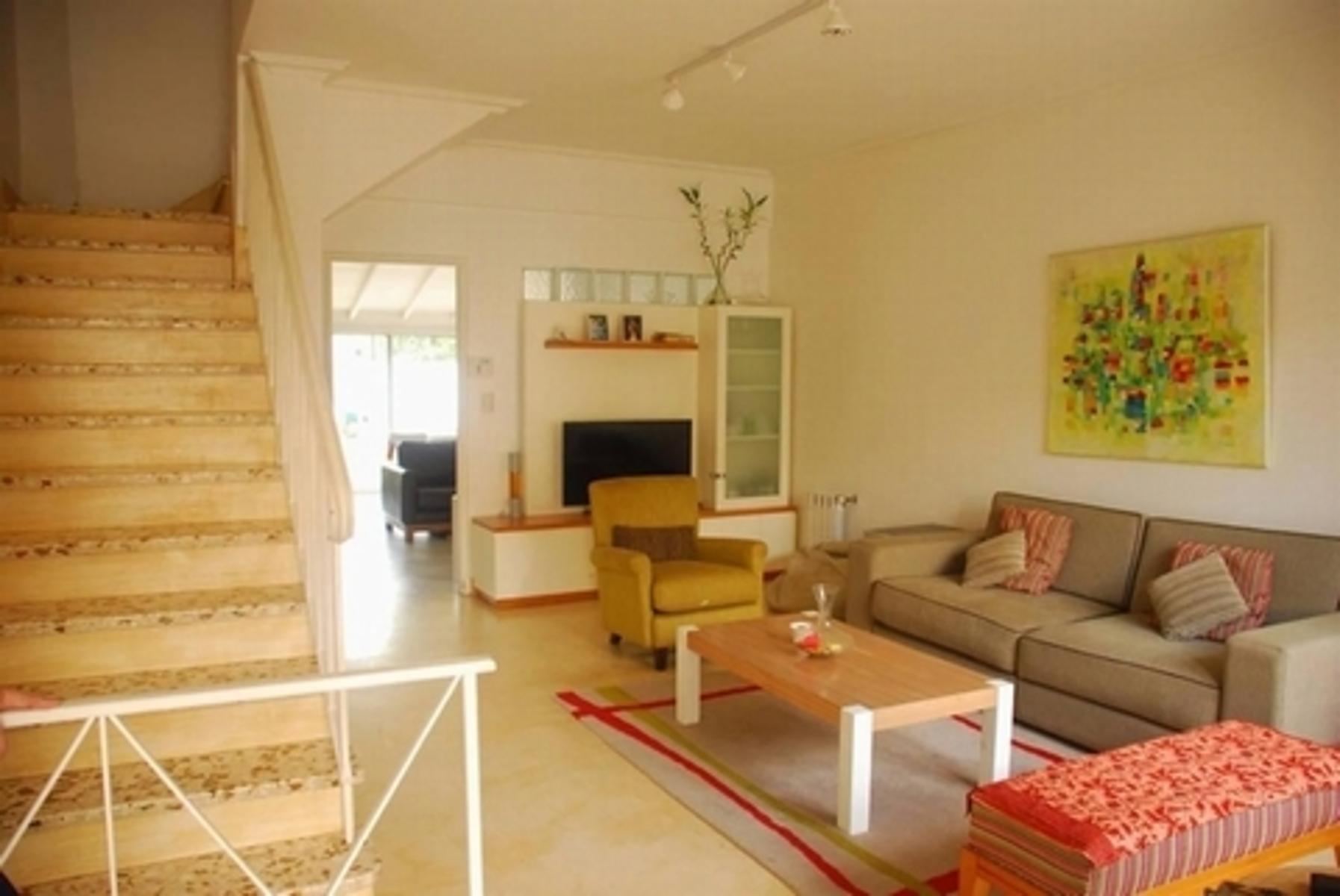 Hermoso Duplex en zona Olivos Golf 4 amb. pileta,jardin, parrilla. 3 baños — foto 2