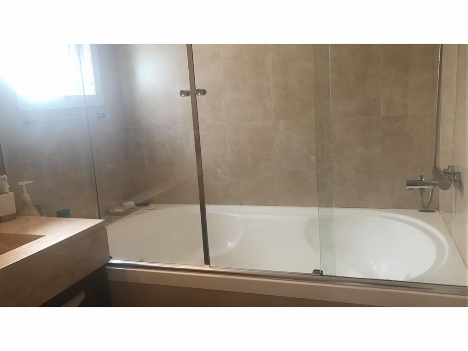 Hermoso Piso de 4 amb. mas Dep. Scio. 2 cocheras 3 Balcones Vista al rió — foto 3