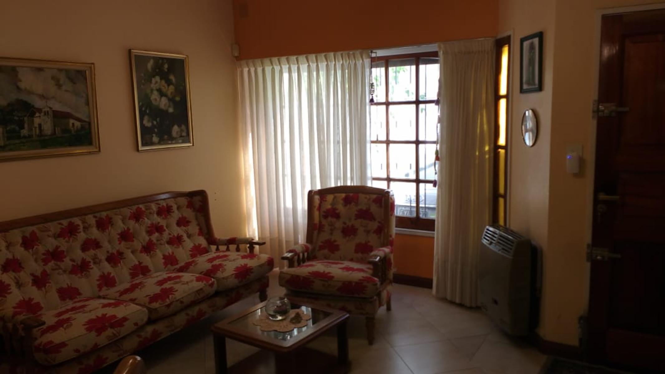 HERMOSO DUPLEX 4 AMBIENTES CON GARAJE Y FONDO LIBRE - 1