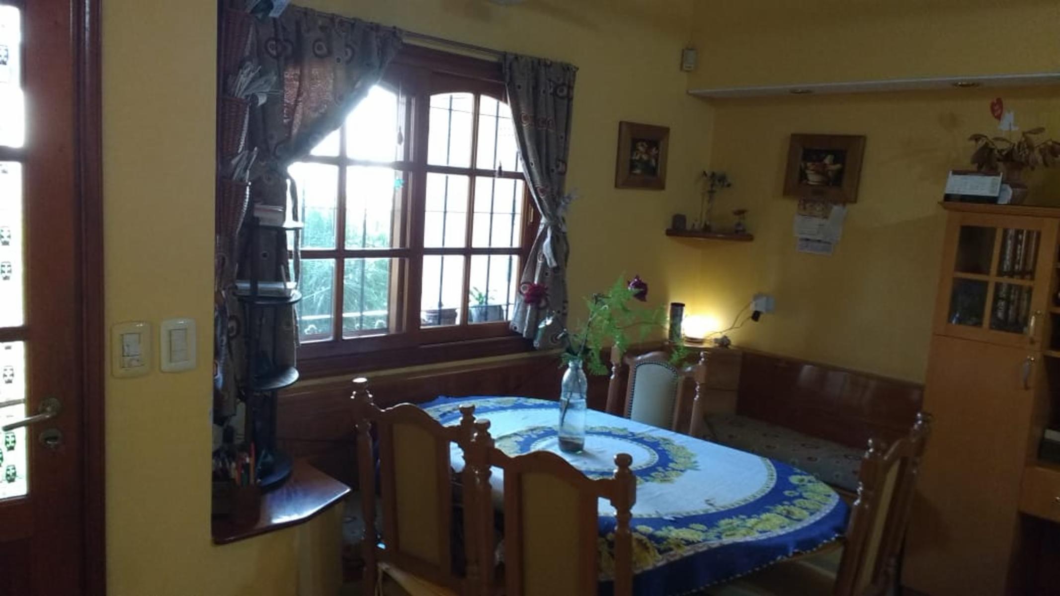 HERMOSO DUPLEX 4 AMBIENTES CON GARAJE Y FONDO LIBRE - 2