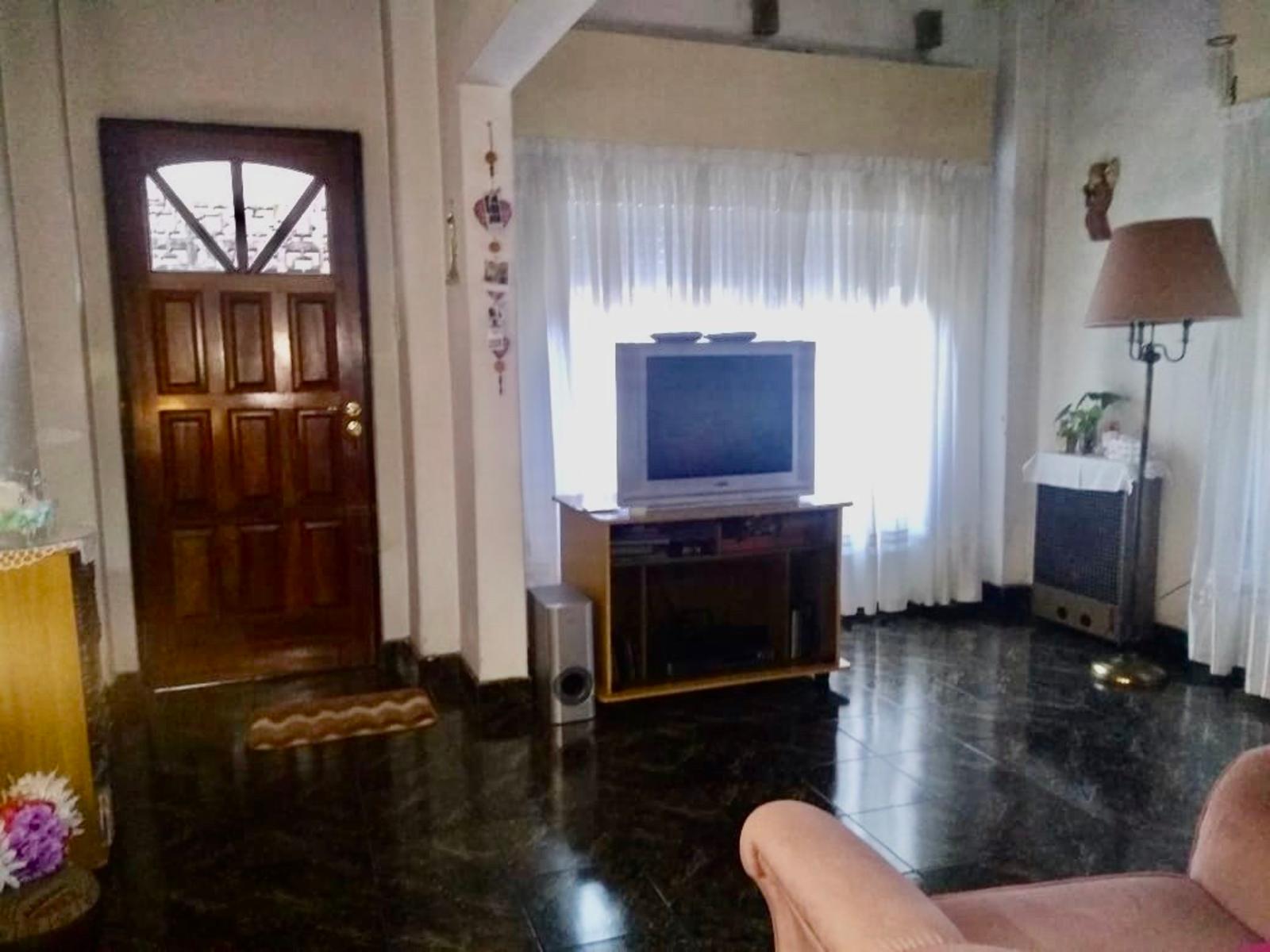 DEPARTAMENTO EN DOS PLANTAS DE 4 AMBIENTES CON TERRAZA Y PATI0