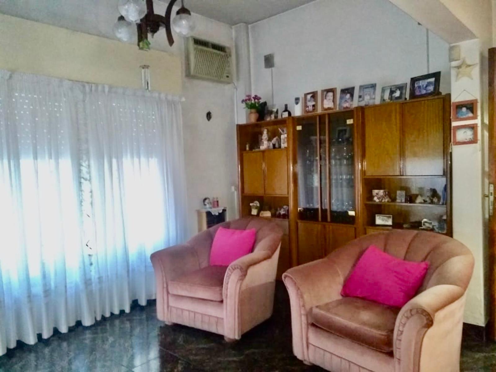 DEPARTAMENTO EN DOS PLANTAS DE 4 AMBIENTES CON TERRAZA Y PATI0 — foto 2