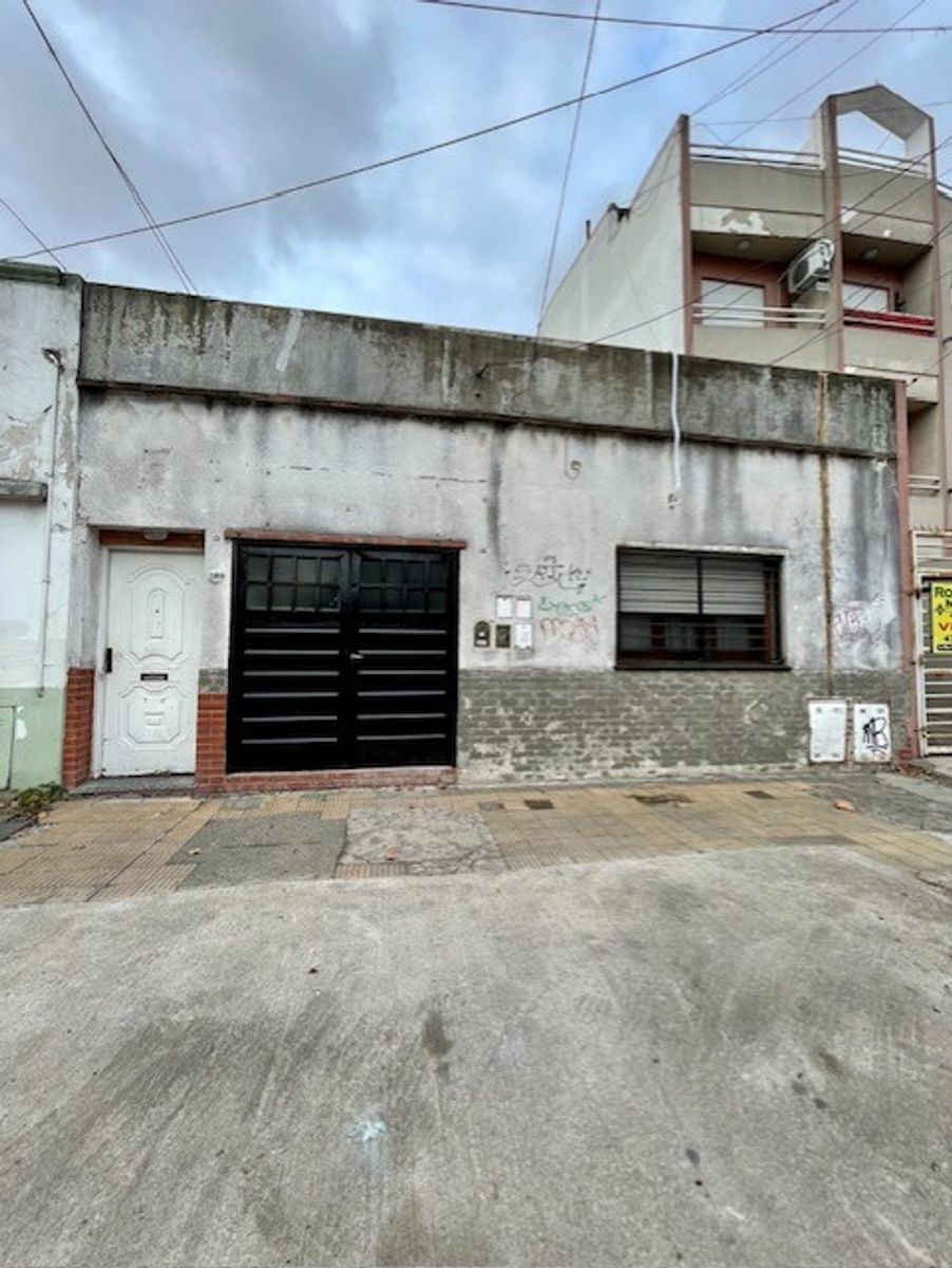 DEPARTAMENTO EN DOS PLANTAS DE 4 AMBIENTES CON TERRAZA Y PATI0