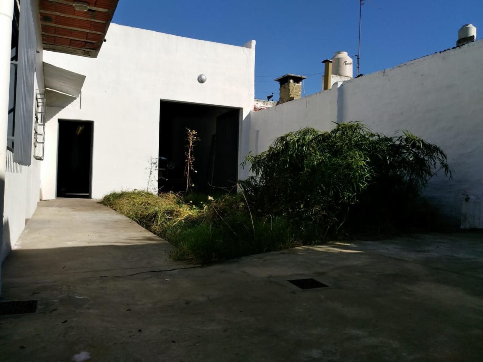 LOTE 8,66 X 30 SUPERFICIE TOTAL 260 / GALPÓN DEPOSITO Y OFICINA - 12