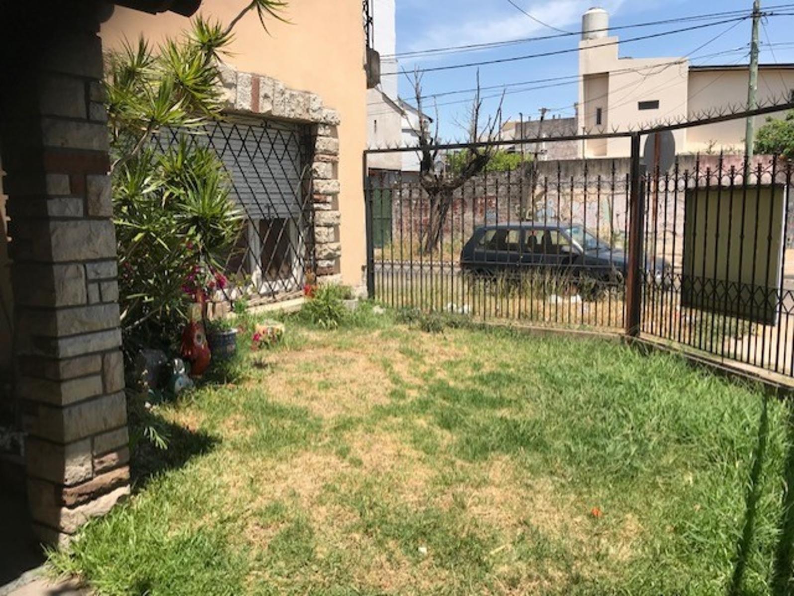 CASA AL FRENTE CASA AL FRENTE CON JARDIN Y PATIO — foto 6