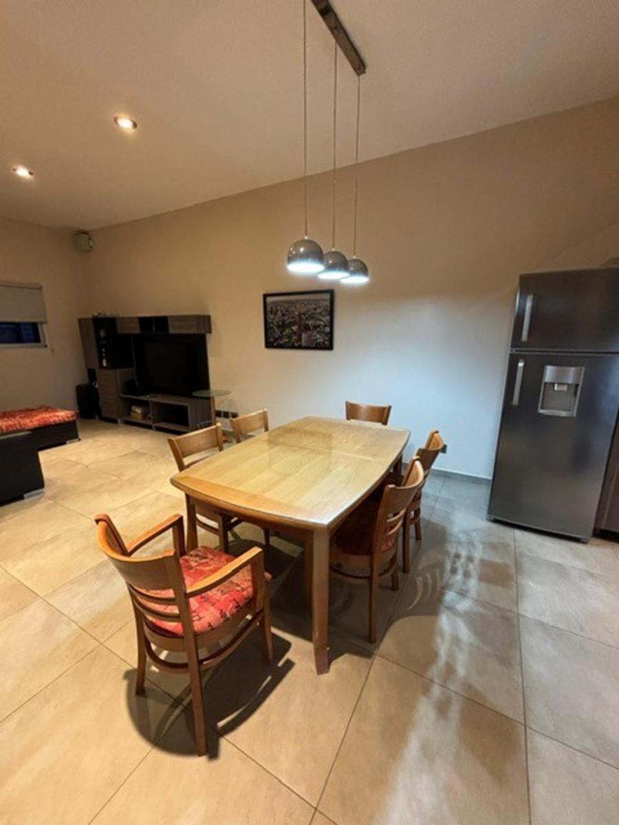 CASA MODERNA DE 4 AMBIENTES CON COCHERA, PATIO, QUINCHO Y PILETA — foto 2