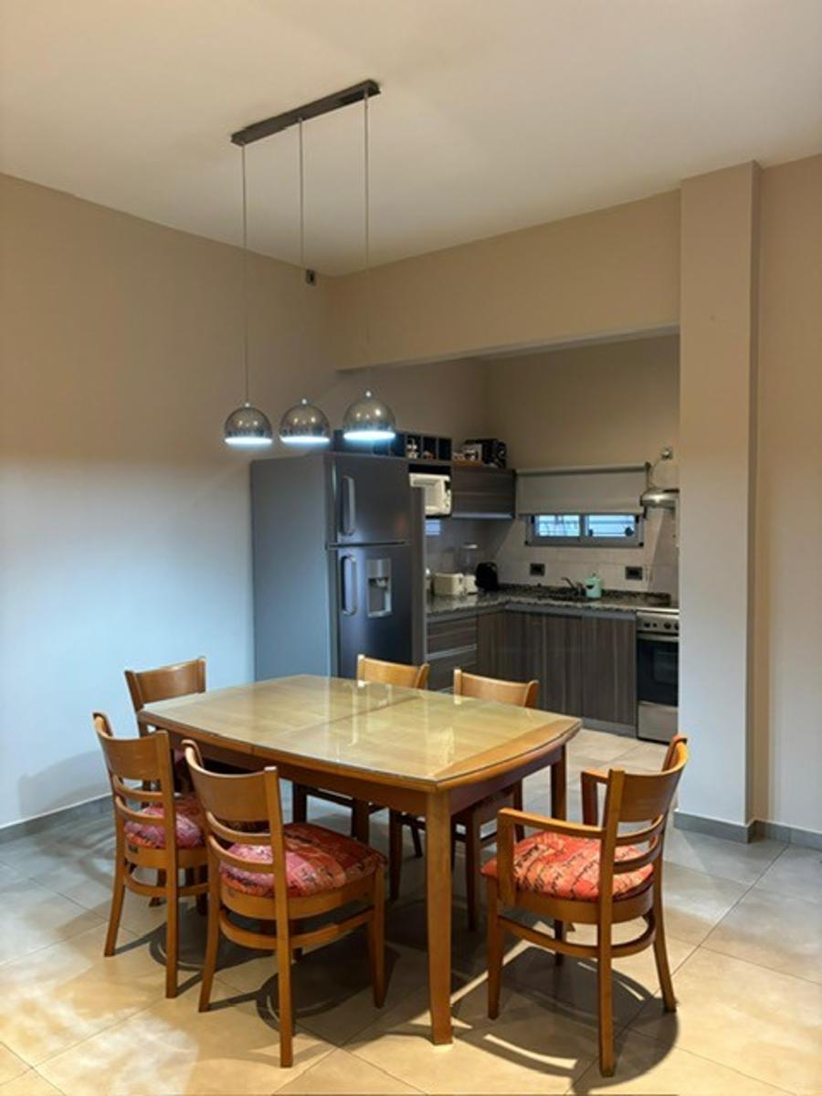 CASA MODERNA DE 4 AMBIENTES CON COCHERA, PATIO, QUINCHO Y PILETA — foto 3