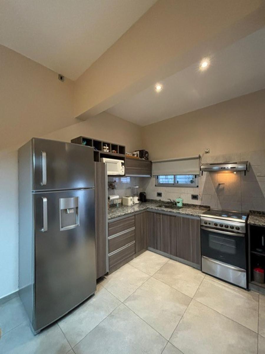 CASA MODERNA DE 4 AMBIENTES CON COCHERA, PATIO, QUINCHO Y PILETA — foto 4