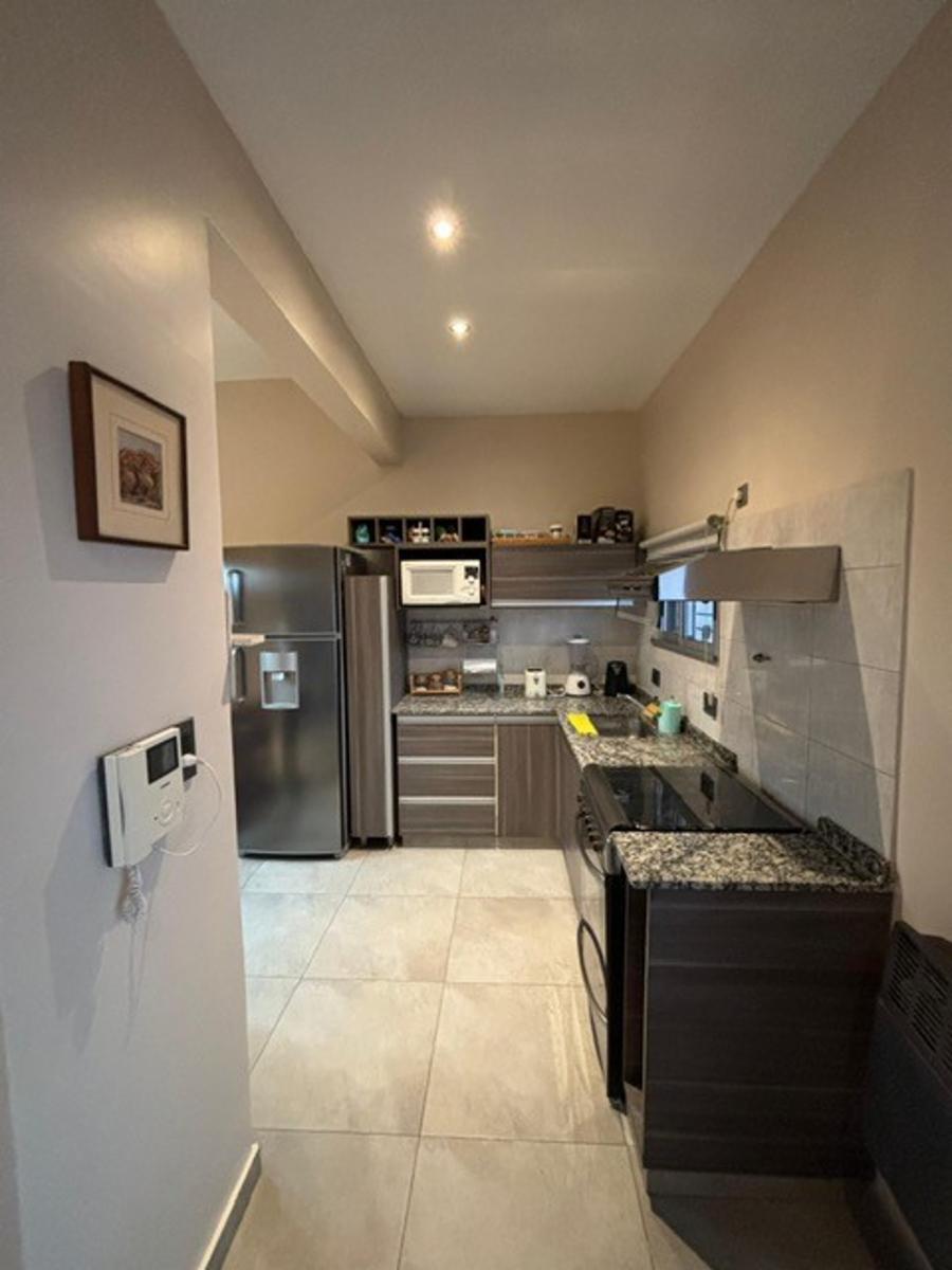 CASA MODERNA DE 4 AMBIENTES CON COCHERA, PATIO, QUINCHO Y PILETA — foto 5