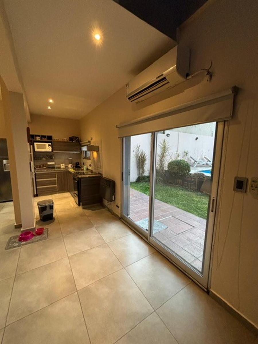CASA MODERNA DE 4 AMBIENTES CON COCHERA, PATIO, QUINCHO Y PILETA — foto 6