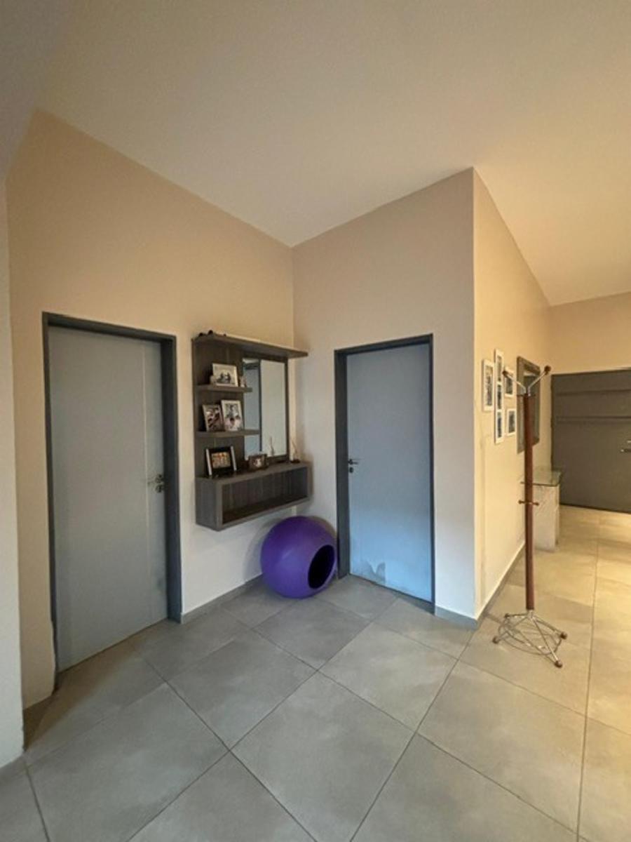 CASA MODERNA DE 4 AMBIENTES CON COCHERA, PATIO, QUINCHO Y PILETA — foto 10