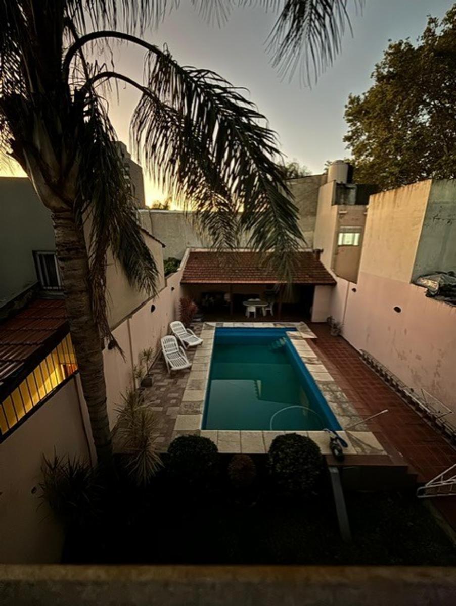CASA MODERNA DE 4 AMBIENTES CON COCHERA, PATIO, QUINCHO Y PILETA — foto 14