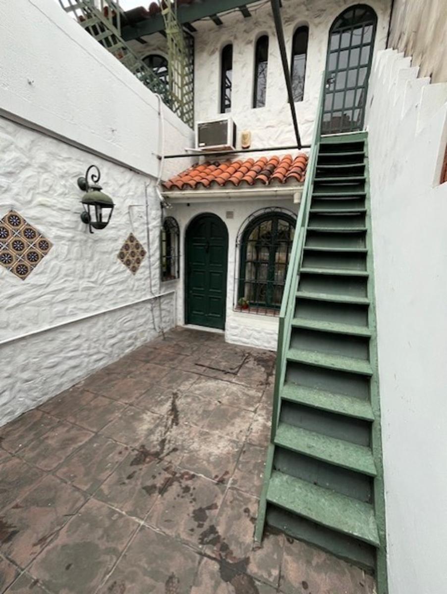 CASA DE 3 AMBIENTES EN DOS PLANTAS CON PATIO Y TERRAZA — foto 2