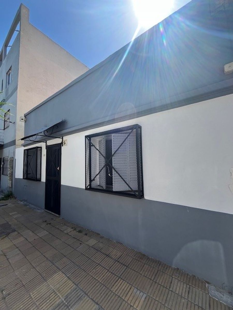 CASA DE 3 AMBIENTES AL FRENTE CON GALERIA, PATIO Y TERRAZA - SANTOS LUGARES