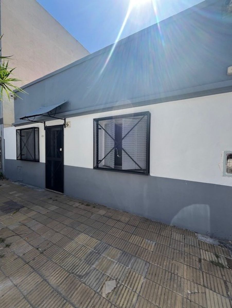 CASA DE 3 AMBIENTES AL FRENTE CON GALERIA, PATIO Y TERRAZA - SANTOS LUGARES — foto 2