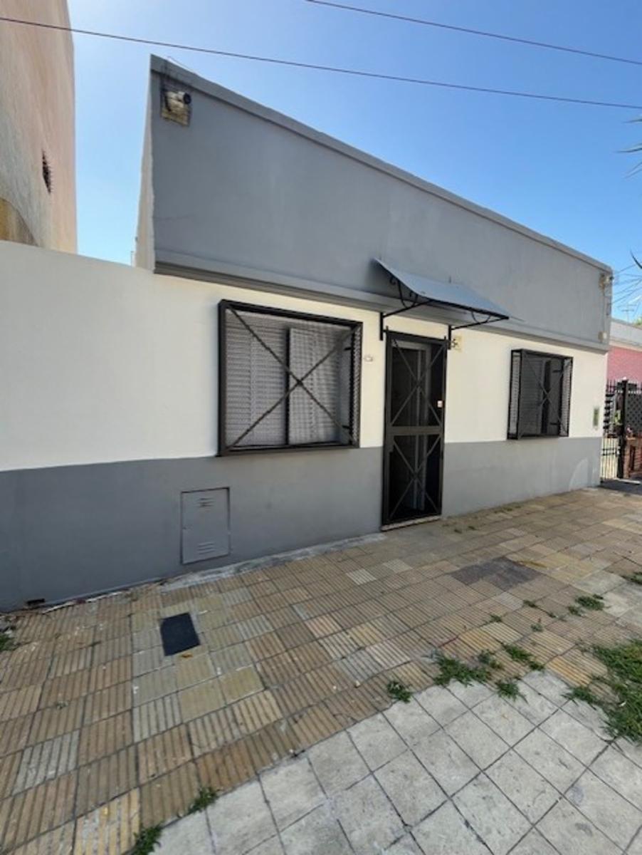 CASA DE 3 AMBIENTES AL FRENTE CON GALERIA, PATIO Y TERRAZA - SANTOS LUGARES — foto 3