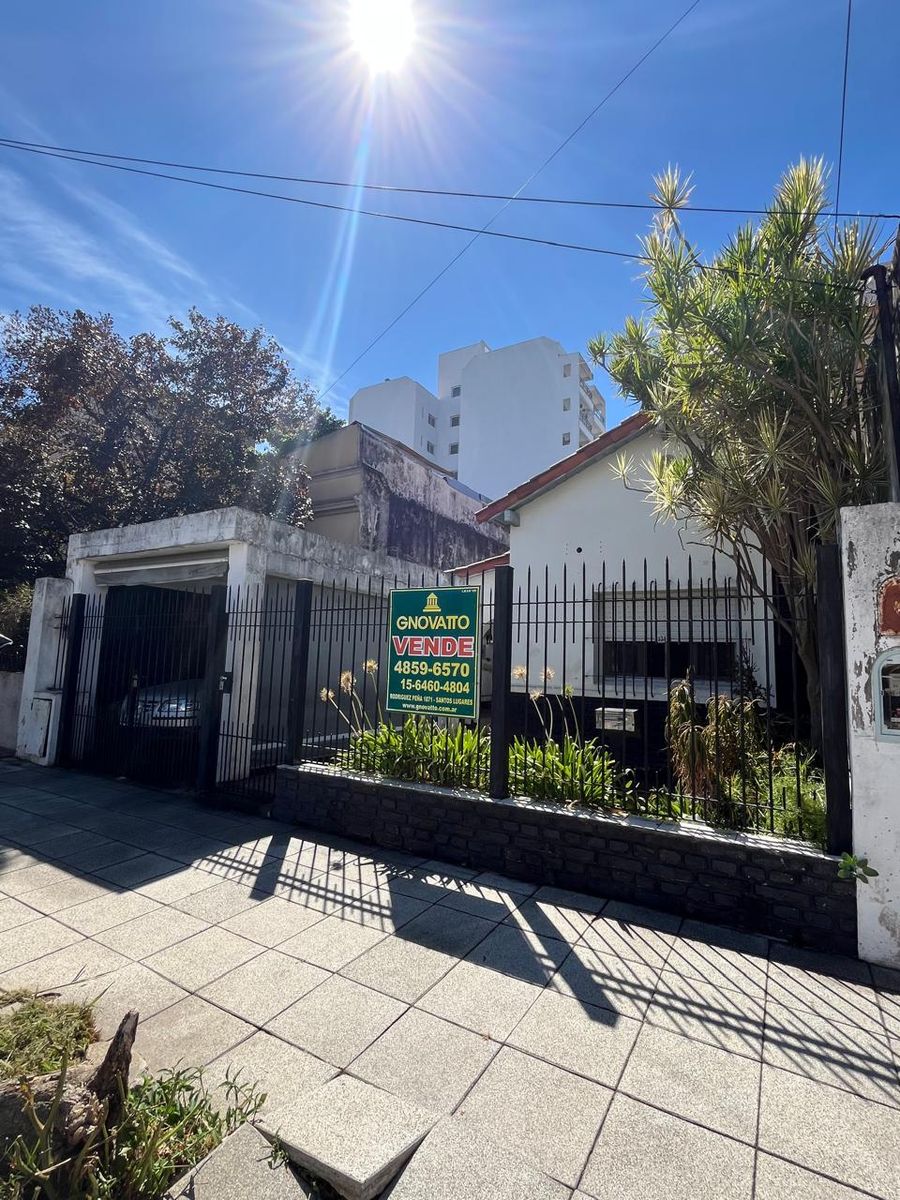 CASA DE 5 AMBIENTES CON JARDIN, COCHERA Y PATIO - SANTOS LUGARES