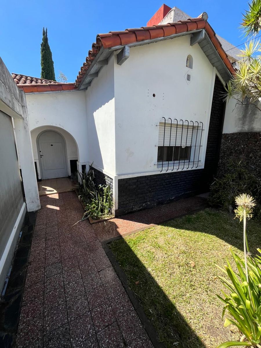 CASA DE 5 AMBIENTES CON JARDIN, COCHERA Y PATIO - SANTOS LUGARES — foto 3