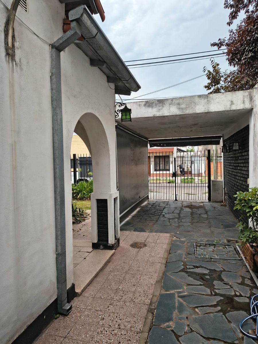 CASA DE 5 AMBIENTES CON JARDIN, COCHERA Y PATIO - SANTOS LUGARES — foto 4