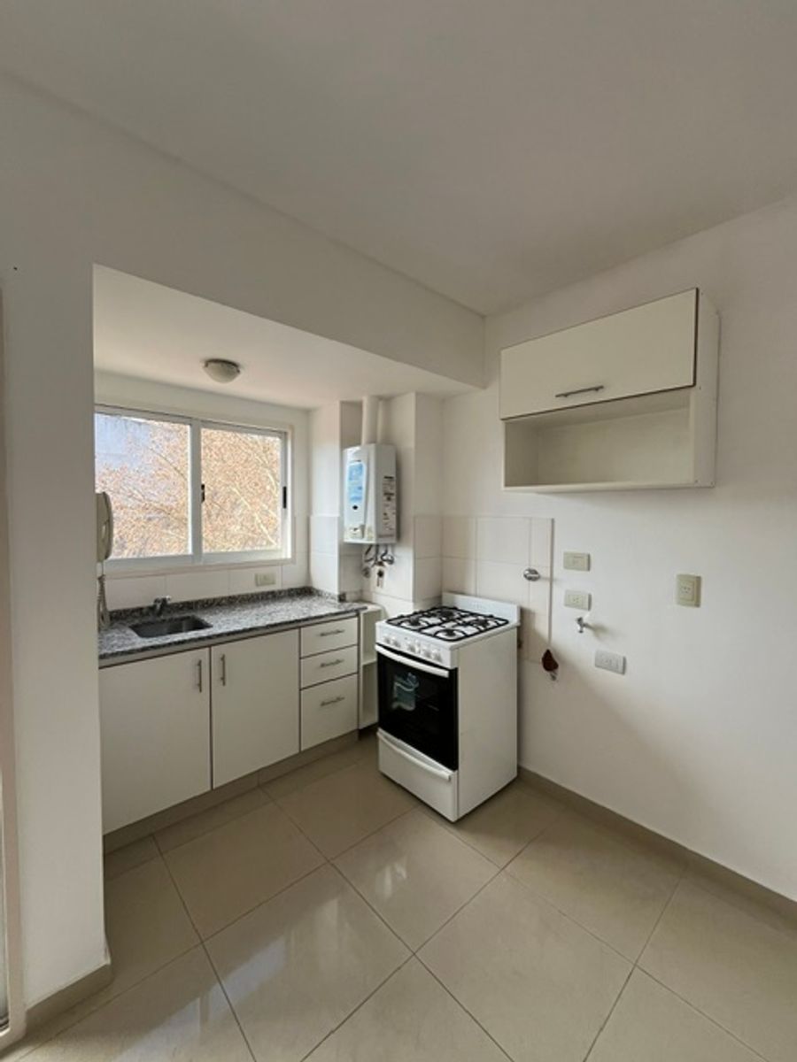 DEPARTAMENTO DE 2 AMBIENTES CON BALCON - APTO CREDITO - CASEROS - 4