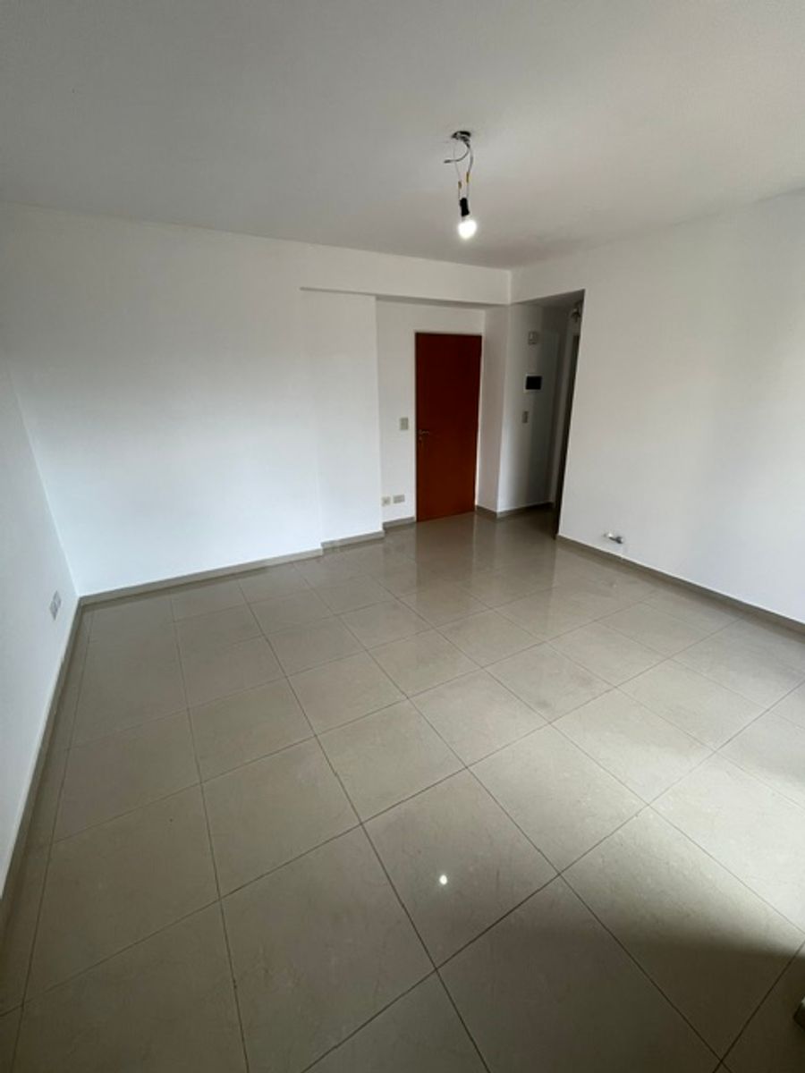 DEPARTAMENTO DE 2 AMBIENTES CON BALCON - APTO CREDITO - CASEROS - 6