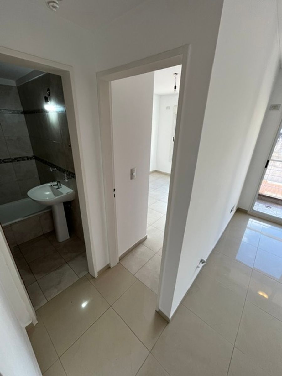 DEPARTAMENTO DE 2 AMBIENTES CON BALCON - APTO CREDITO - CASEROS - 9