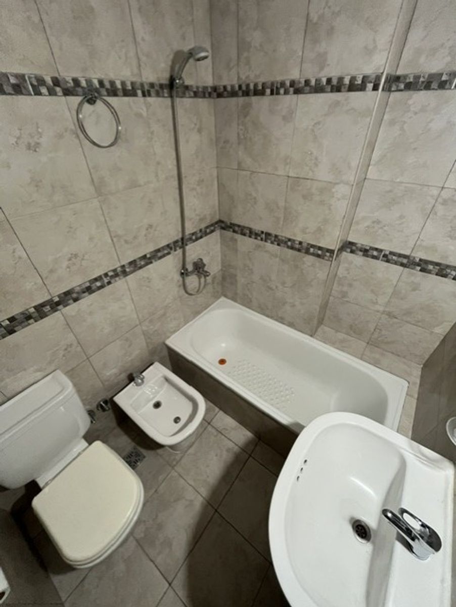 DEPARTAMENTO DE 2 AMBIENTES CON BALCON - APTO CREDITO - CASEROS - 11