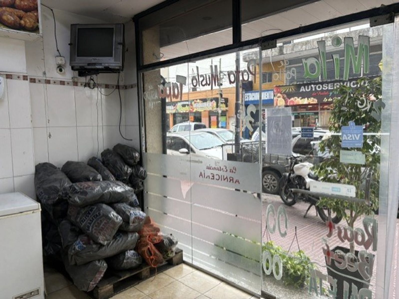 LOCAL COMERCIAL EN EXCELENTE UBICACION - 2