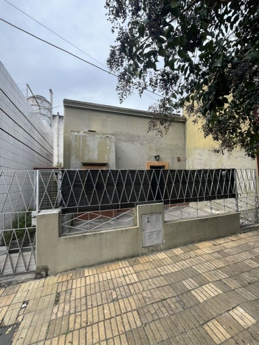 DEPARTAMENTO TIPO PH 2 AMBIENTES CON JARDIN AL FRENTE - SANTOS LUGARES - 2